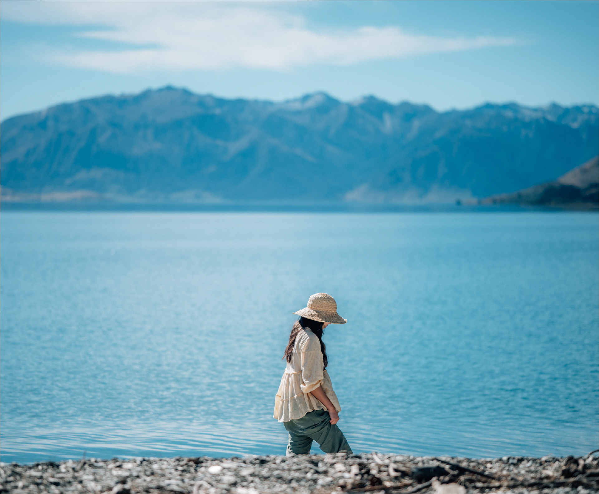 湖のそばを歩く女性