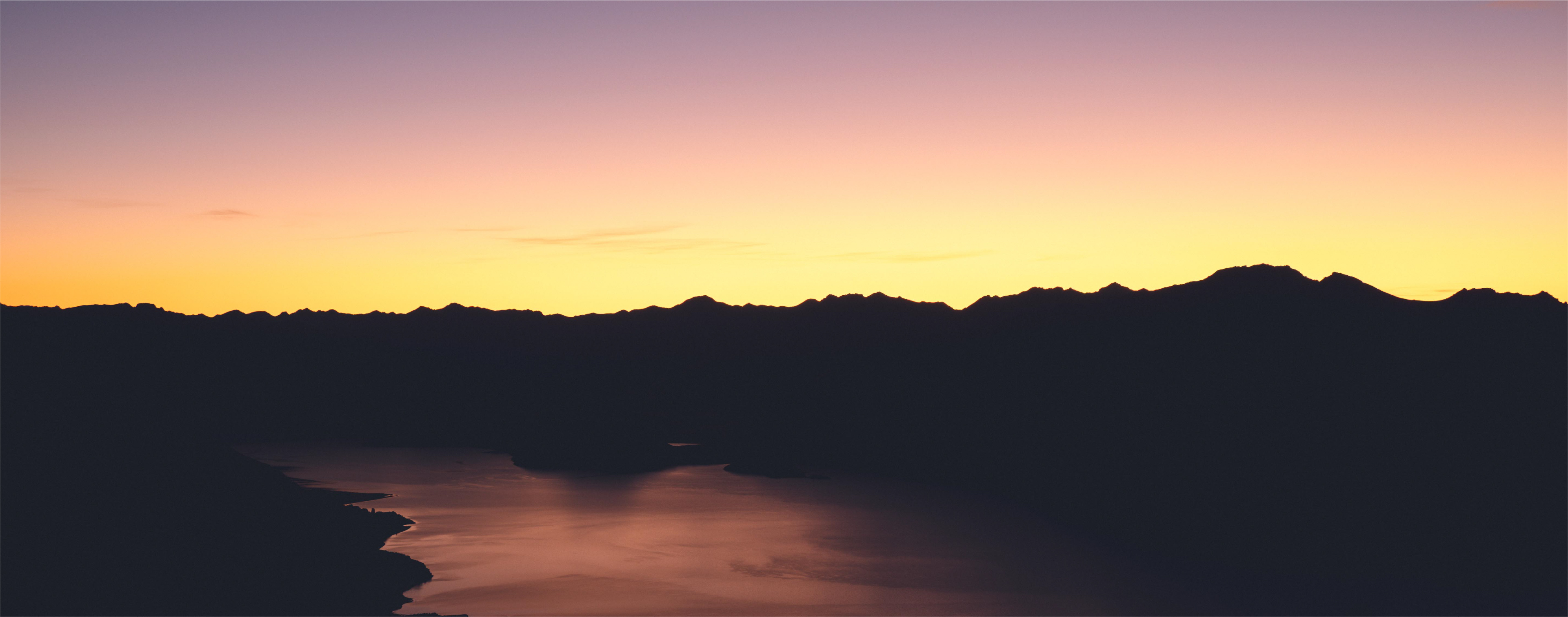 夕暮れの湖